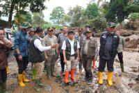 Menteri Koordinator Bidang Pembangunan Manusia dan Kebudayaan (Menko PMK) Pratikno meninjau kondisi wilayah terdampak banjir bandang atau galodo di kawasan Arosuka, Kabupaten Solok, Sumatera Barat, Kamis (24/9/2026).(poto: kompas.com).