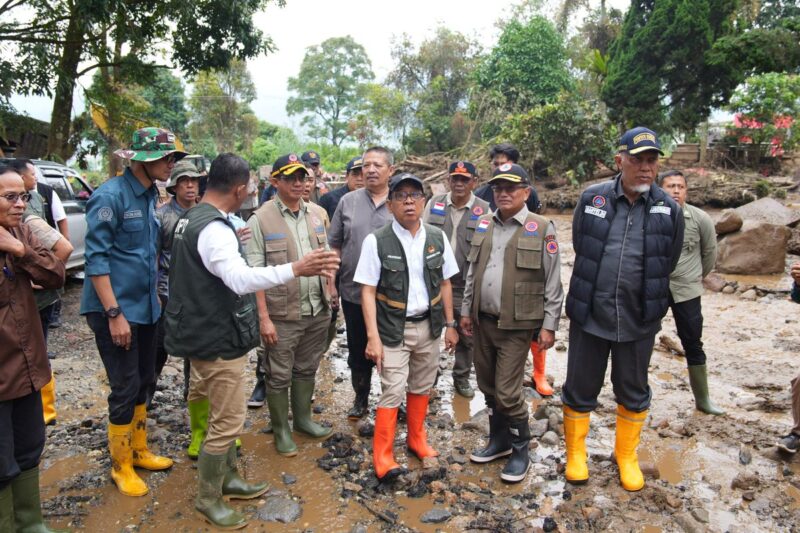 Menteri Koordinator Bidang Pembangunan Manusia dan Kebudayaan (Menko PMK) Pratikno meninjau kondisi wilayah terdampak banjir bandang atau galodo di kawasan Arosuka, Kabupaten Solok, Sumatera Barat, Kamis (24/9/2026).(poto: kompas.com).