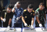 Petugas Kantor Wilayah Direktorat Jenderal Bea dan Cukai (Kanwil DJBC) Aceh menggelar kegiatan pemusnahan iPhone sitaan penumpang di Banda Aceh pada Rabu (23/9/2026).(poto: kompas.com).