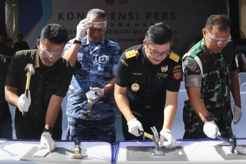 Petugas Kantor Wilayah Direktorat Jenderal Bea dan Cukai (Kanwil DJBC) Aceh menggelar kegiatan pemusnahan iPhone sitaan penumpang di Banda Aceh pada Rabu (23/9/2026).(poto: kompas.com).