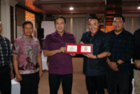 Wali kota sungai penuh Alfin, S.H., menghadiri jamuan makan malam bersama Pangdam XX/TIB Mayjen TNI Arief Gajah Mada, S.E., M.M., pada Kamis malam.(poto: istimewa).