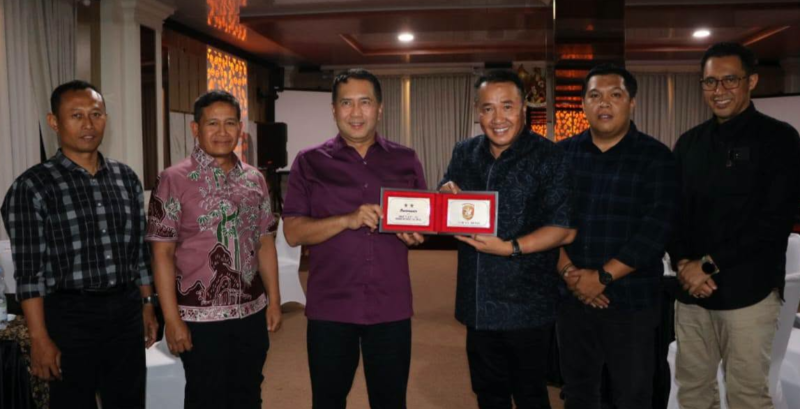 Wali kota sungai penuh Alfin, S.H., menghadiri jamuan makan malam bersama Pangdam XX/TIB Mayjen TNI Arief Gajah Mada, S.E., M.M., pada Kamis malam.(poto: istimewa).