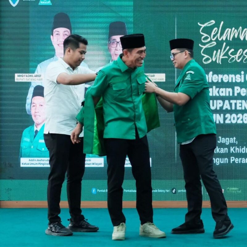 Bupati Batang Hari Mhd. Fadhil Arief(tengah) membuka secara resmi kegiatan Konfercab GP Ansor Batang Hari Tahun 2026.(jamberita.com).