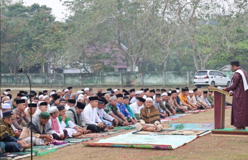 Warga bersama unsur pemerintahan menggelar salat Istisqa Muko-muko Bathin VII di Kabupaten Bungo, Jambi, pada Kamis (10/9/2026).(poto: jambiprima.com).