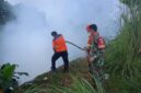 Kopda Dumroh bergerak bersama personel Badan Penanggulangan Bencana Daerah (BPBD) Kabupaten Bungo untuk menanggulangi kobaran api.(poto: jambiprima.com).