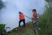Kopda Dumroh bergerak bersama personel Badan Penanggulangan Bencana Daerah (BPBD) Kabupaten Bungo untuk menanggulangi kobaran api.(poto: jambiprima.com).