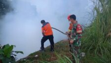 Kopda Dumroh bergerak bersama personel Badan Penanggulangan Bencana Daerah (BPBD) Kabupaten Bungo untuk menanggulangi kobaran api.(poto: jambiprima.com).
