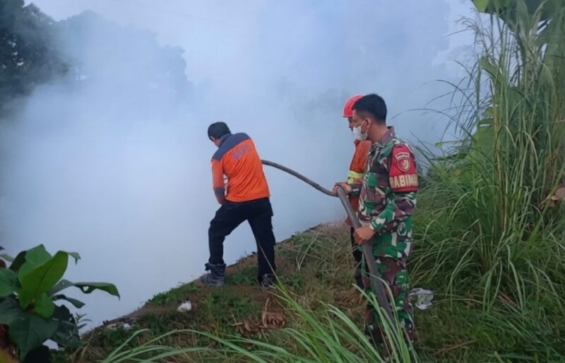 Kopda Dumroh bergerak bersama personel Badan Penanggulangan Bencana Daerah (BPBD) Kabupaten Bungo untuk menanggulangi kobaran api.(poto: jambiprima.com).