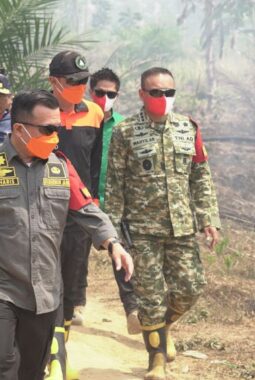 Gubernur Jambi Dan Kasiops Korem 042 Gapu Cek Karhutla Tahura Batang Hari