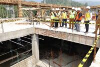 Wali Kota Sungai Penuh Alfin, SH mendatangi lokasi untuk mengawasi progres pasar sungai penuh, Selasa (1/9/2026).(poto: istimewa).