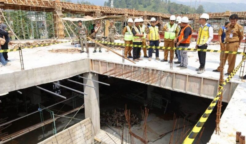 Wali Kota Sungai Penuh Alfin, SH mendatangi lokasi untuk mengawasi progres pasar sungai penuh, Selasa (1/9/2026).(poto: istimewa).