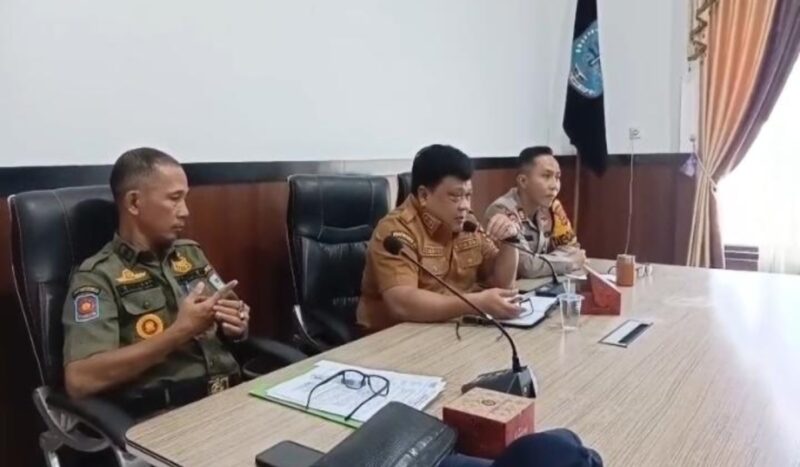Sekretaris Daerah (Sekda) Merangin Zulhifni memimpin persiapan eksekusi pembongkaran lapak ini dibahas intensif melalui rapat koordinasi lintas sektor pada Senin (28/9/2026).(poto: kominfo).