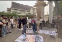 Massa Aliansi Mahasiswa dan Pemuda Jambi menggelar aksi unjuk rasa di depan Kantor Kepolisian Daerah Jambi pada Jumat.(poto: jambiprima.com).