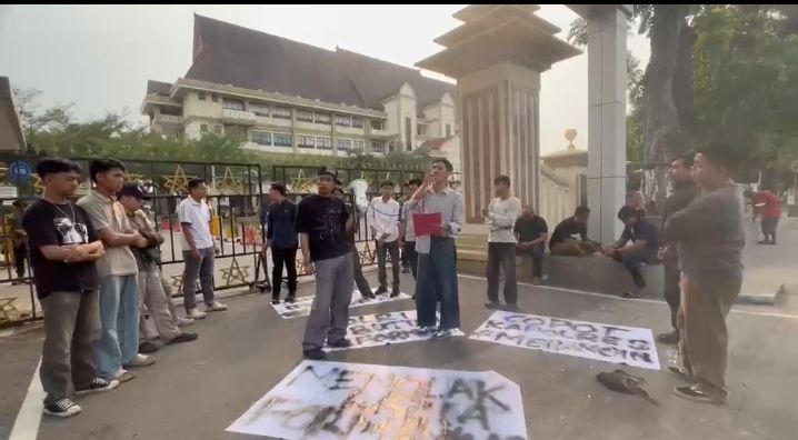 Massa Aliansi Mahasiswa dan Pemuda Jambi menggelar aksi unjuk rasa di depan Kantor Kepolisian Daerah Jambi pada Jumat.(poto: jambiprima.com).
