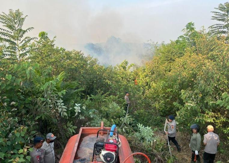 Tim gabungan Polres Merangin bergerak cepat memadamkan kebakaran lahan PT Jebus Maju di Kabupaten Merangin pada Selasa (15/9/2026).(poto: jamberita.com).