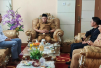Wakil Wali Kota Sungai Penuh Azhar Hamzah mengapresiasi kepedulian BNI Cabang Sungai Penuh yang menyalurkan puluhan paket bahan pokok pada Selasa (29/9/2026).(poto: istimewa).