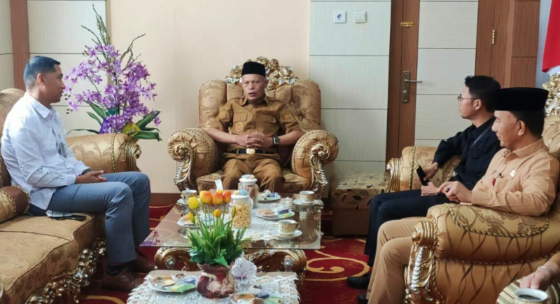 Wakil Wali Kota Sungai Penuh Azhar Hamzah mengapresiasi kepedulian BNI Cabang Sungai Penuh yang menyalurkan puluhan paket bahan pokok pada Selasa (29/9/2026).(poto: istimewa).