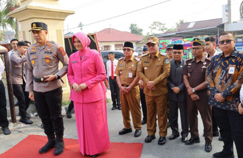 Wali Kota Sungai Penuh Alfin menyambut langsung kedatangan Kapolres Kerinci baru AKBP Hermawan Rizky Yudhantoro di Markas Polres Kerinci, Senin (14/9).