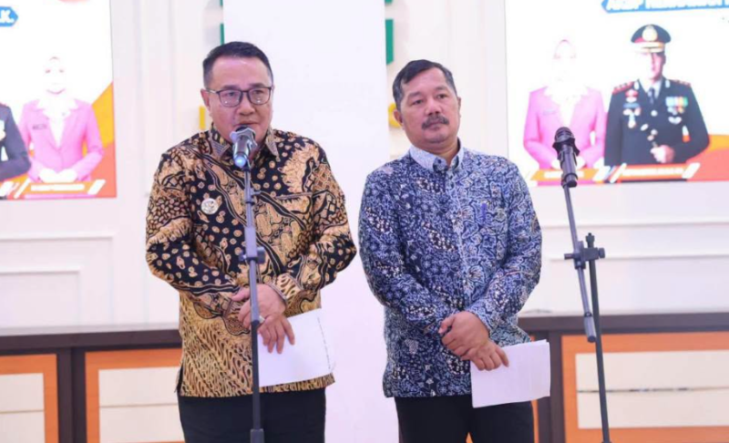 Wali Kota Sungai Penuh Alfin dan Bupati Kerinci Monadi menghadiri acara pisah sambut Kapolres Kerinci yang berlangsung di Gedung IAIN Kerinci pada Senin malam.(poto: istimewa).