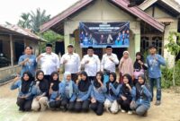 ektor UIN STS Jambi Prof. Dr. H. Kasful Anwar, M.Pd., bersama tim KUJERTA berfoto bersama di depan posko KUJERTA saat kunjungan monitoring dan evaluasi di Kabupaten Muaro Jambi.(poto: jambiprima.com).