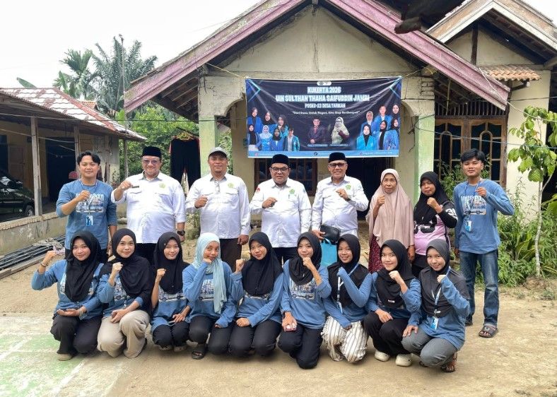 ektor UIN STS Jambi Prof. Dr. H. Kasful Anwar, M.Pd., bersama tim KUJERTA berfoto bersama di depan posko KUJERTA saat kunjungan monitoring dan evaluasi di Kabupaten Muaro Jambi.(poto: jambiprima.com).