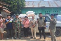 Koptu Dedi Antoni Sitorus mendampingi langsung para petani saat menyerahkan hasil panen mereka pada Sabtu (19/9/2026).(poto: jambiprima.com).