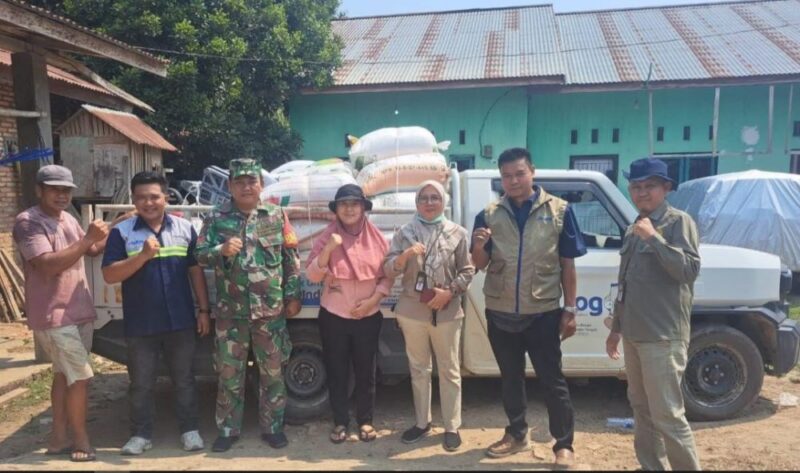 Koptu Dedi Antoni Sitorus mendampingi langsung para petani saat menyerahkan hasil panen mereka pada Sabtu (19/9/2026).(poto: jambiprima.com).