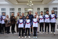 Wali Kota Sungai Penuh Alfin menyambut kedatangan para atlet muda berprestasi tingkat nasional di rumah dinasnya pada Kamis sore.(poto: istimewa).