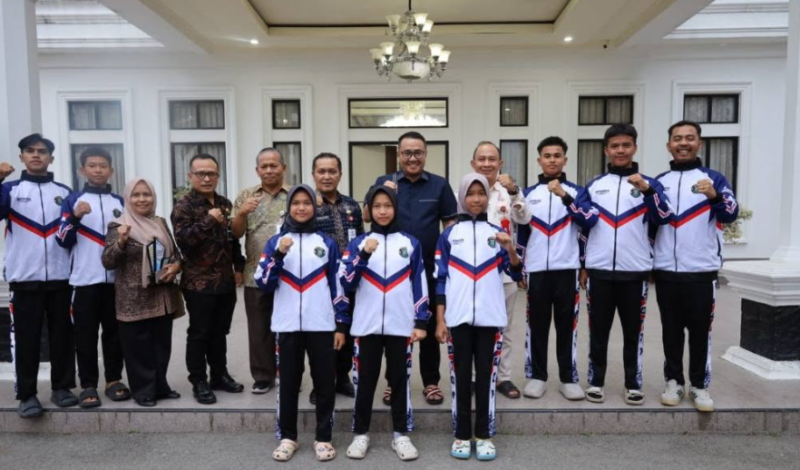 Wali Kota Sungai Penuh Alfin menyambut kedatangan para atlet muda berprestasi tingkat nasional di rumah dinasnya pada Kamis sore.(poto: istimewa).