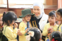 Bunda PAUD Sungai Penuh Sri Kartini Alfin, S.Kep., Ns., mendampingi kunjungan ratusan murid PAUD dan TK se-Kota Sungai Penuh ke Dinas Perpustakaan daerah setempat pada Kamis (3/9/2026).(poto: ist).