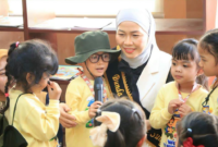 Bunda PAUD Sungai Penuh Sri Kartini Alfin, S.Kep., Ns., mendampingi kunjungan ratusan murid PAUD dan TK se-Kota Sungai Penuh ke Dinas Perpustakaan daerah setempat pada Kamis (3/9/2026).(poto: ist).