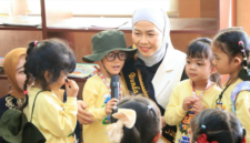 Bunda PAUD Sungai Penuh Sri Kartini Alfin, S.Kep., Ns., mendampingi kunjungan ratusan murid PAUD dan TK se-Kota Sungai Penuh ke Dinas Perpustakaan daerah setempat pada Kamis (3/9/2026).(poto: ist).