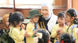 Bunda PAUD Sungai Penuh Sri Kartini Alfin, S.Kep., Ns., mendampingi kunjungan ratusan murid PAUD dan TK se-Kota Sungai Penuh ke Dinas Perpustakaan daerah setempat pada Kamis (3/9/2026).(poto: ist).