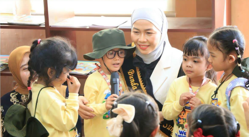 Bunda PAUD Sungai Penuh Sri Kartini Alfin, S.Kep., Ns., mendampingi kunjungan ratusan murid PAUD dan TK se-Kota Sungai Penuh ke Dinas Perpustakaan daerah setempat pada Kamis (3/9/2026).(poto: ist).