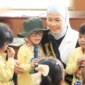 Bunda PAUD Sungai Penuh Sri Kartini Alfin, S.Kep., Ns., mendampingi kunjungan ratusan murid PAUD dan TK se-Kota Sungai Penuh ke Dinas Perpustakaan daerah setempat pada Kamis (3/9/2026).(poto: ist).