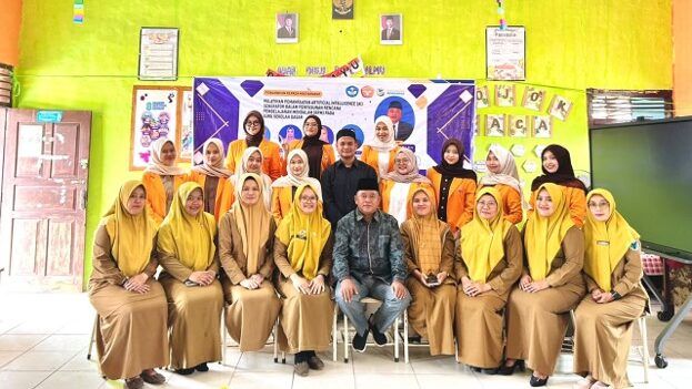 Tim dosen PGSD UNJA melatih guru SDN 76/I Sungai Buluh menyusun Rencana Pembelajaran Mendalam memakai AI Generator.(poto: jamberita.com).