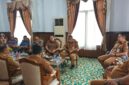 Bupati Merangin, M. Syukur, mengumumkan secara langsung keputusan strategis tersebut usai memimpin rapat koordinasi lintas sektor di ruang kerjanya pada Senin (7/9).(poto: kominfo).