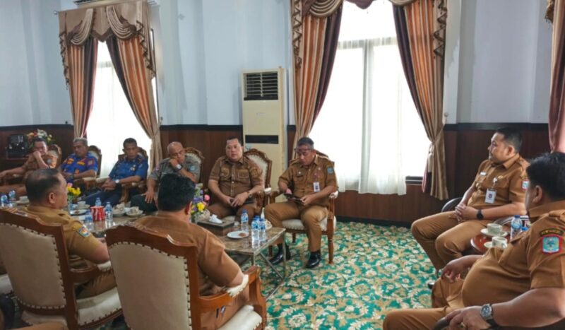 Bupati Merangin, M. Syukur, mengumumkan secara langsung keputusan strategis tersebut usai memimpin rapat koordinasi lintas sektor di ruang kerjanya pada Senin (7/9).(poto: kominfo).