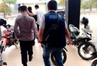 Unit Reskrim Polsek Tebo Tengah bersama Satreskrim Polres Tebo mengamankan seorang Aparatur Sipil Negara (ASN) berinisial EW dari ruang kerjanya pada Senin (14/9/2026).(poto: jambiprima.com).