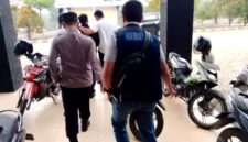Unit Reskrim Polsek Tebo Tengah bersama Satreskrim Polres Tebo mengamankan seorang Aparatur Sipil Negara (ASN) berinisial EW dari ruang kerjanya pada Senin (14/9/2026).(poto: jambiprima.com).