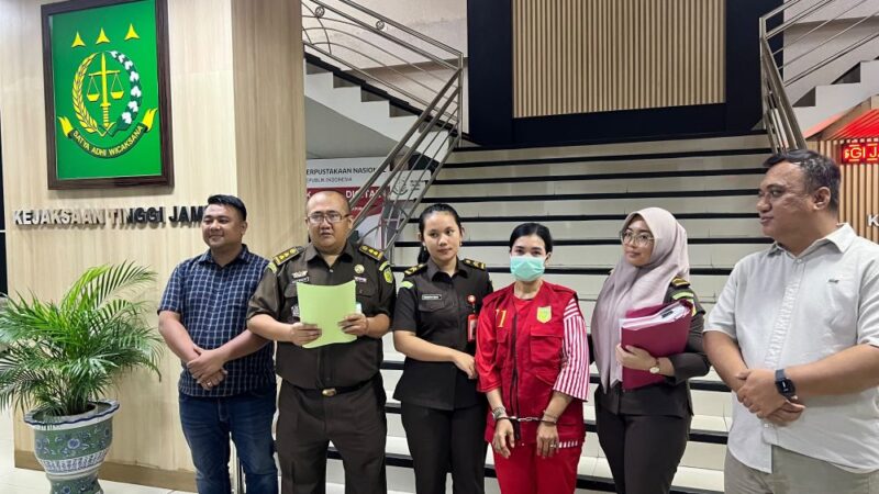 Tim Gabungan Tangkap Buronan Kejaksaan Tinggi Jambi meringkus seorang buronan kasus perzinahan bernama Yuliani AF alias Lina binti M. Yunus.(poto: jamberita.com).