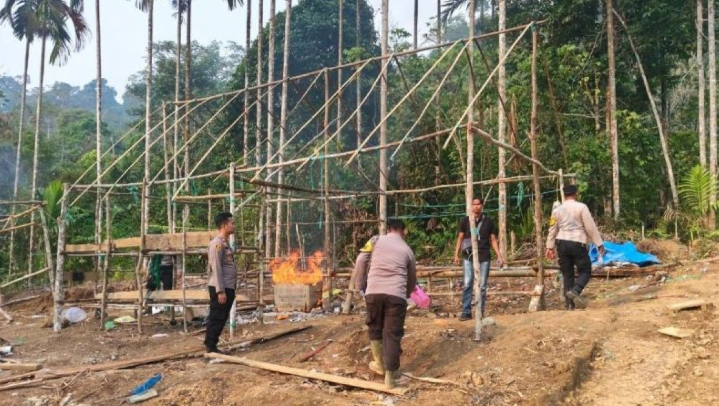 Kepolisian Resor Bungo memusnahkan sarana penambangan emas tanpa izin di kawasan aliran Sungai Batang Tebo.(poto: istimewa).