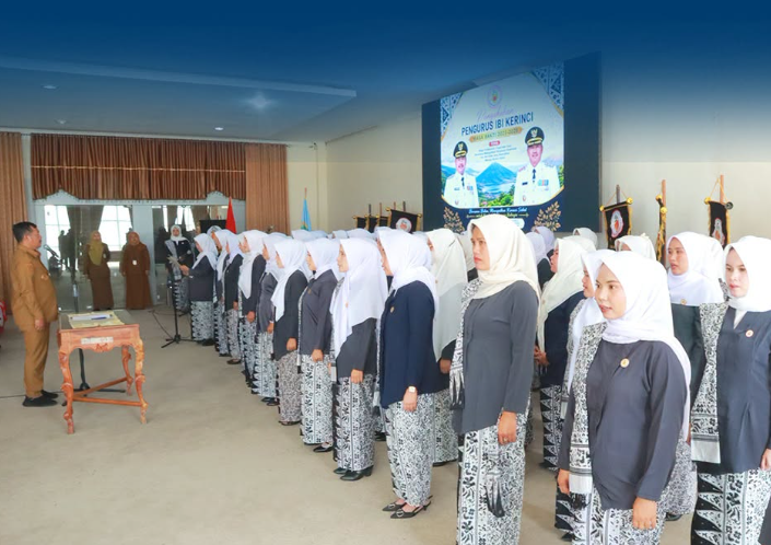 Bupati Kerinci Monadi mengukuhkan pengurus IBI Cabang Kerinci masa bakti 2023–2028 pada Selasa, 15 September 2026.(poto: istimewa).