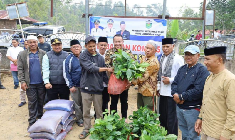 Wali Kota Alfin bersama Wakil Wali Kota Azhar Hamzah menyerahkan bantuan bibit kopi langsung kepada para petani pada hari Jumat, 11 September.(poto: istimewa).