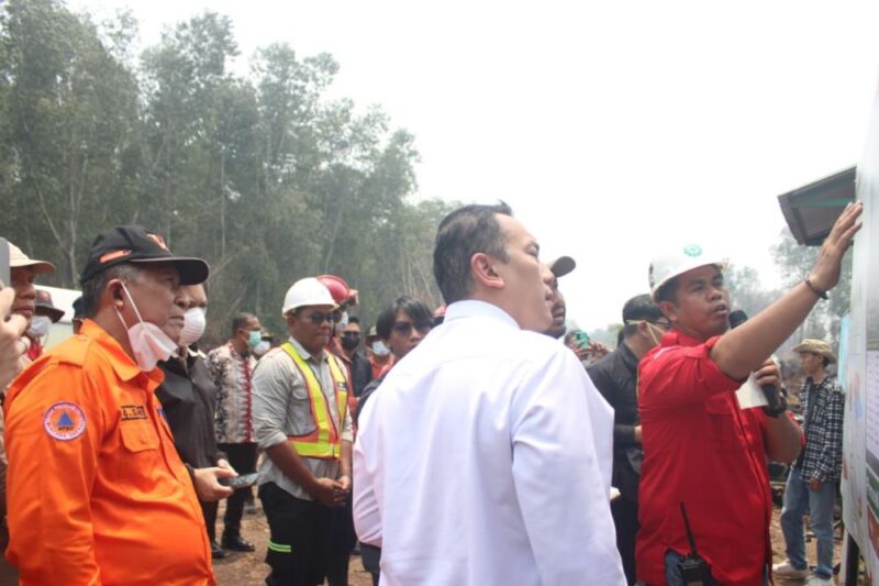 Wakil Gubernur Jambi Abdullah Sani mendampingi Wakil Menteri Lingkungan Hidup Diaz Faisal Malik Hendropriyono memantau penanganan karhutla Tanjung Jabung Timur pada Jumat (4/9/2026).(poto: jamberita.com).