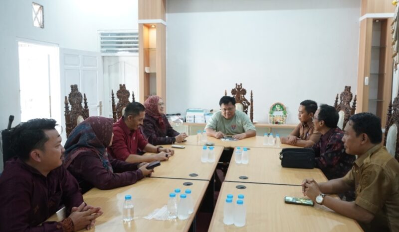 Pemkab Merangin menggelar pertemuan bersama manajemen kampus UMJ di Rumah Dinas Sekretaris Daerah Merangin pada Senin (21/9).(poto: kominfo).