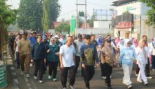 Kepala Badan Kepegawaian Negara RI Prof. Dr. Zudan Arif Fakrulloh menghadiri kegiatan olahraga bersama pejabat Bungo di depan Rumah Dinas Bupati Bungo, Jumat (4/9/2026).(poto: jambiprima.com).