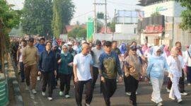 Kepala Badan Kepegawaian Negara RI Prof. Dr. Zudan Arif Fakrulloh menghadiri kegiatan olahraga bersama pejabat Bungo di depan Rumah Dinas Bupati Bungo, Jumat (4/9/2026).(poto: jambiprima.com).