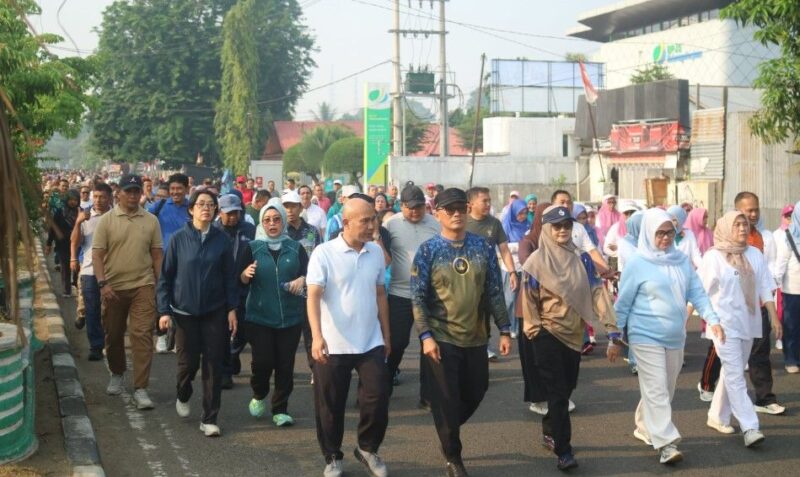 Kepala Badan Kepegawaian Negara RI Prof. Dr. Zudan Arif Fakrulloh menghadiri kegiatan olahraga bersama pejabat Bungo di depan Rumah Dinas Bupati Bungo, Jumat (4/9/2026).(poto: jambiprima.com).