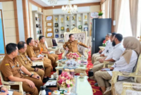 Wali Kota Sungai Penuh Alfin, S.H., menggelar koordinasi awal terkait rencana flyover Sungai Penuh Tapan bersama Pelaksana Tugas Kepala Balai Taman Nasional Kerinci Seblat (TNKS).(poto: istimewa).